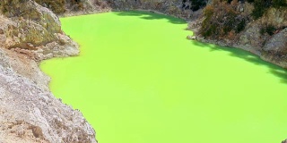神奇的绿色地热湖魔鬼浴。waio - tapu地热仙境，罗托鲁瓦，新西兰。