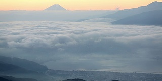 日本长野高博内富士山和须和湖的鸟瞰图