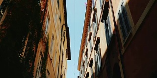 斯坦尼康镜头:一个舒适狭窄的街道在古老的罗马历史部分