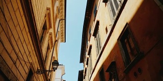 Old houses on a narrow street in the historic part of Rome. 斯坦尼康宽镜头拍摄