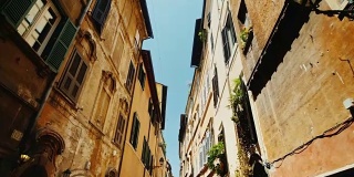 罗马古老历史街区里一条舒适狭窄的街道斯坦尼康宽镜头拍摄