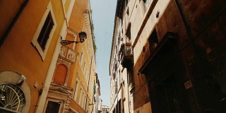 意大利罗马老城区美丽狭窄的街道。爬满常春藤的中世纪建筑斯坦尼康宽镜头拍摄