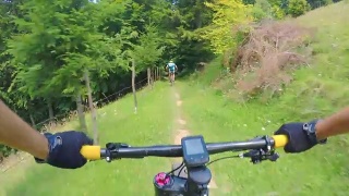 个人视角的山地自行车骑行。视频素材模板下载