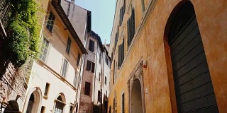 意大利罗马老城区美丽狭窄的街道。爬满常春藤的中世纪建筑替身拍摄