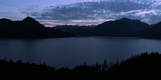 自然航空背景与深色阴影层从岛屿在海洋水域到山区森林