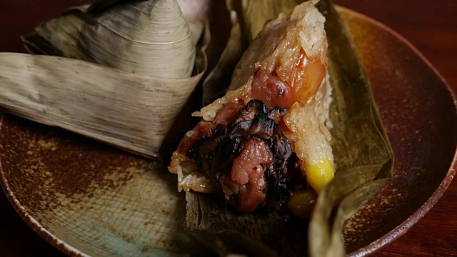 “粽子”或“bakang”，“bacang”是中国传统食物。