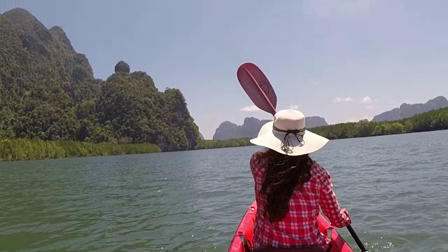 女人划艇在泻湖行动相机POV后后视图的女孩划艇