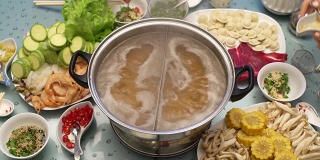 亚洲家庭烹饪的概念。在桌上沸腾的肉汤。家里准备了特制的辣酱油