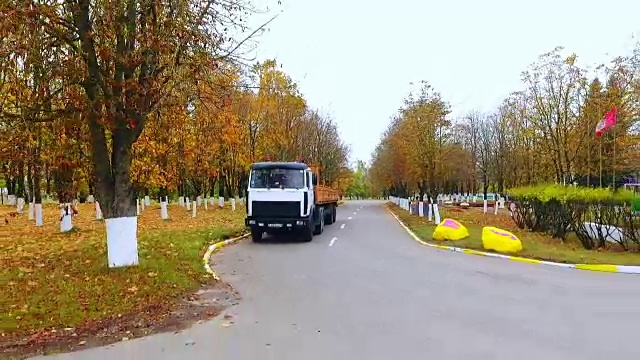 鸟瞰图货车汽车行驶在道路上。拖拉机挂车在路上行驶