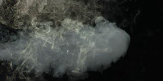 慢镜头云雾般的灰色烟雾
