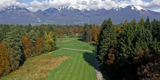 空中高尔夫球场与山的背景