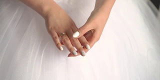 新娘把订婚戒指戴在手指上