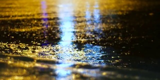 下雨天，夜间交通灯在水面反射