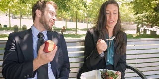 迷人的年轻商业夫妇在外面吃健康食品