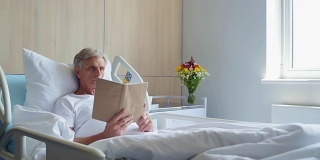 多莉拍摄到了一个深思熟虑的老人在医院读书