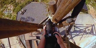 极端专业摄像师Pov在极端条件下攀登塔顶拍摄