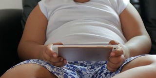 胖男孩用手触摸数字平板电脑