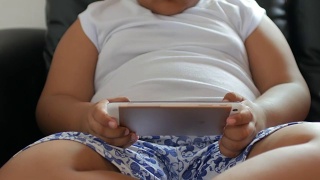 胖男孩用手触摸数字平板电脑视频素材模板下载