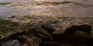 海浪冲击着海岸上的岩石