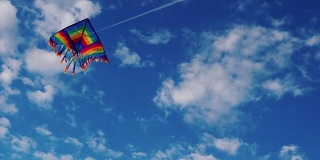 一只风筝在蓝天白云的映衬下飞翔。观点视频