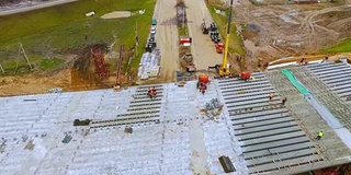 鸟瞰图建设桥梁的高速公路。修复郊区道路