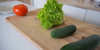 在时尚的厨房里拍摄切菜板上的新鲜蔬菜和厨房配件