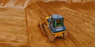 采石场用推土机运沙。采矿设备