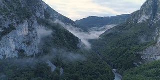 塔拉河峡谷黎明前的鸟瞰图