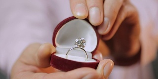 男人求婚，特写的手显示美丽的银戒指
