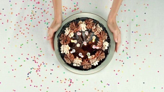一个生日蛋糕，上面有十根点燃的蜡烛视频素材模板下载