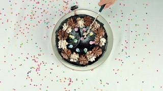 生日蛋糕被切开视频素材模板下载