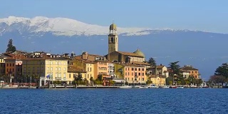 萨罗镇码头的全景加尔达湖在意大利
