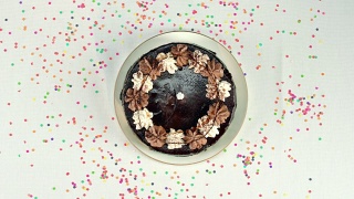生日蛋糕和一支蜡烛视频素材模板下载