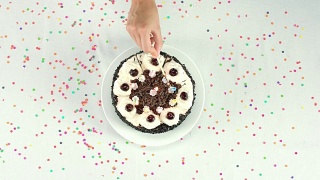 10支蜡烛的生日蛋糕视频素材模板下载