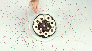 带生日蜡烛的巧克力蛋糕视频素材模板下载