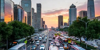 日落时分，中国北京的高速公路交通繁忙