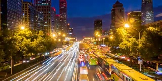 北京繁忙的高速公路交通从白天到晚上的时间流逝，中国