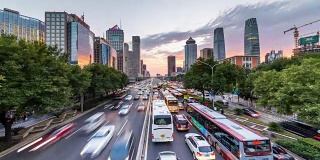 日落时分，中国北京的高速公路交通繁忙