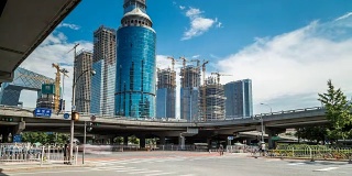 时间流逝的繁忙交通和现代建筑在北京城市，中国。