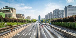 时间流逝的繁忙交通和现代建筑在北京城市，中国。