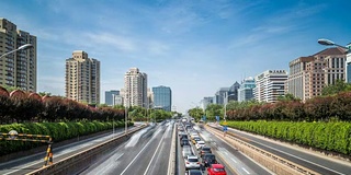 时间流逝的繁忙交通和现代建筑在北京城市，中国。