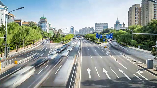 时间流逝的繁忙交通和现代建筑在北京城市，中国。