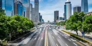 时间流逝的繁忙交通和现代建筑在北京城市，中国。