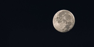 满月在傍晚时分升起