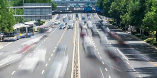 时间流逝的繁忙交通和现代建筑在北京城市，中国。