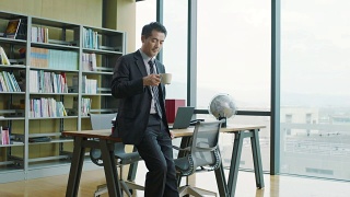 亚洲公司高管在办公室思考视频素材模板下载