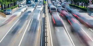 时间流逝的繁忙交通和现代建筑在北京城市，中国。