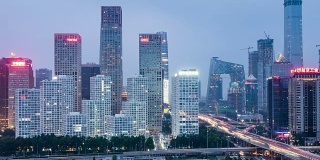 时间流逝的建外SOHO，中央商务区天际线从白天到晚上在北京，中国