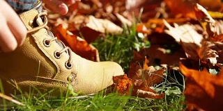 人们在秋天系鞋带