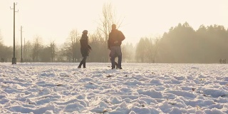 一家人在雪地上玩耍